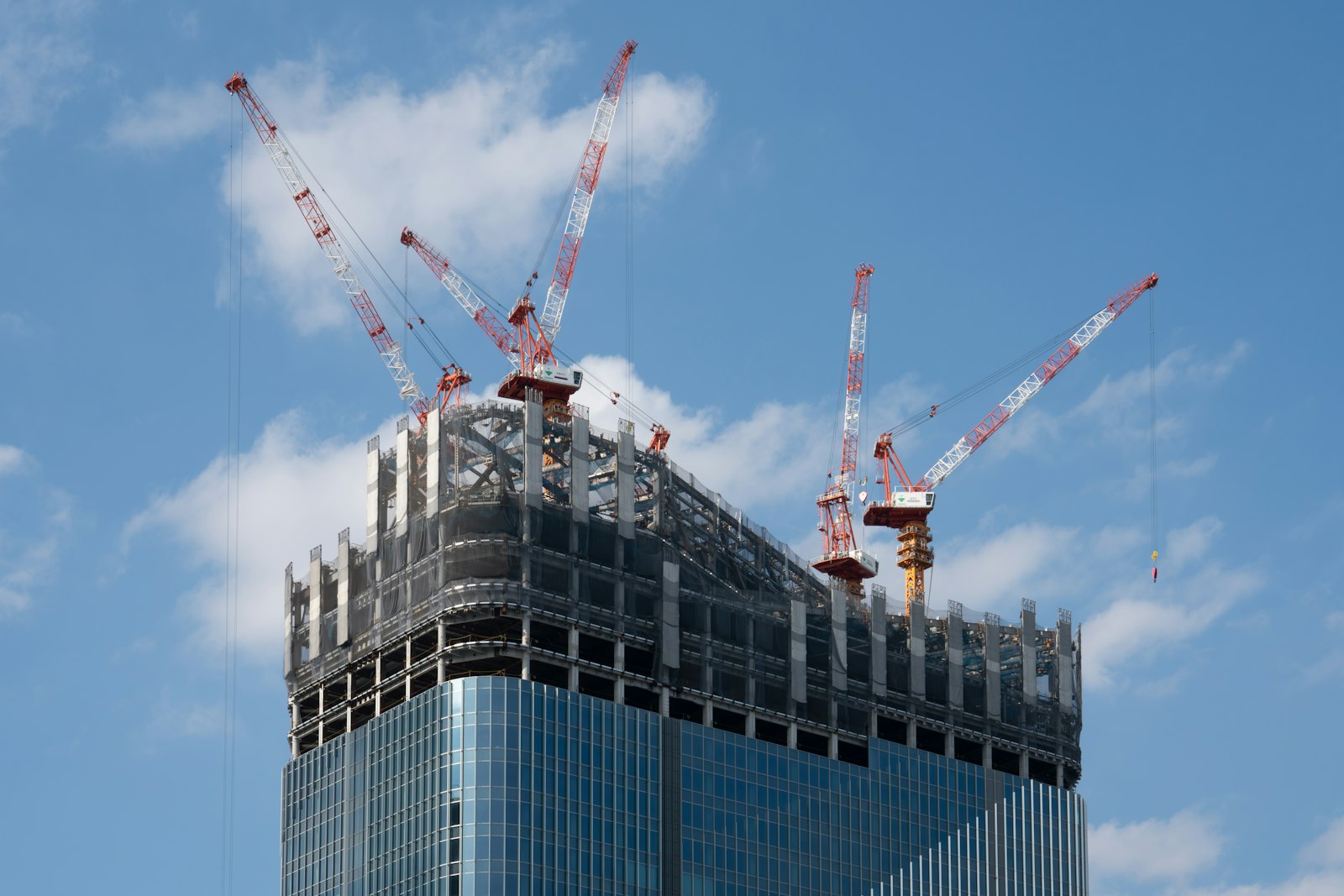 市街地再開発ビルの新築工事